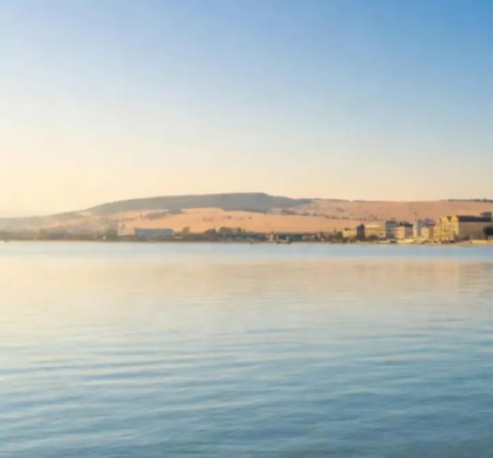 Festői, hegyekkel körülvett úticél naplementében